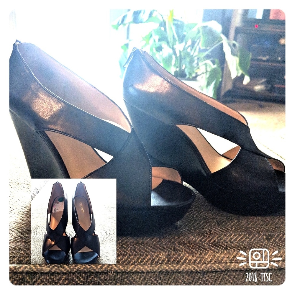 NWT Nine West wedges heals